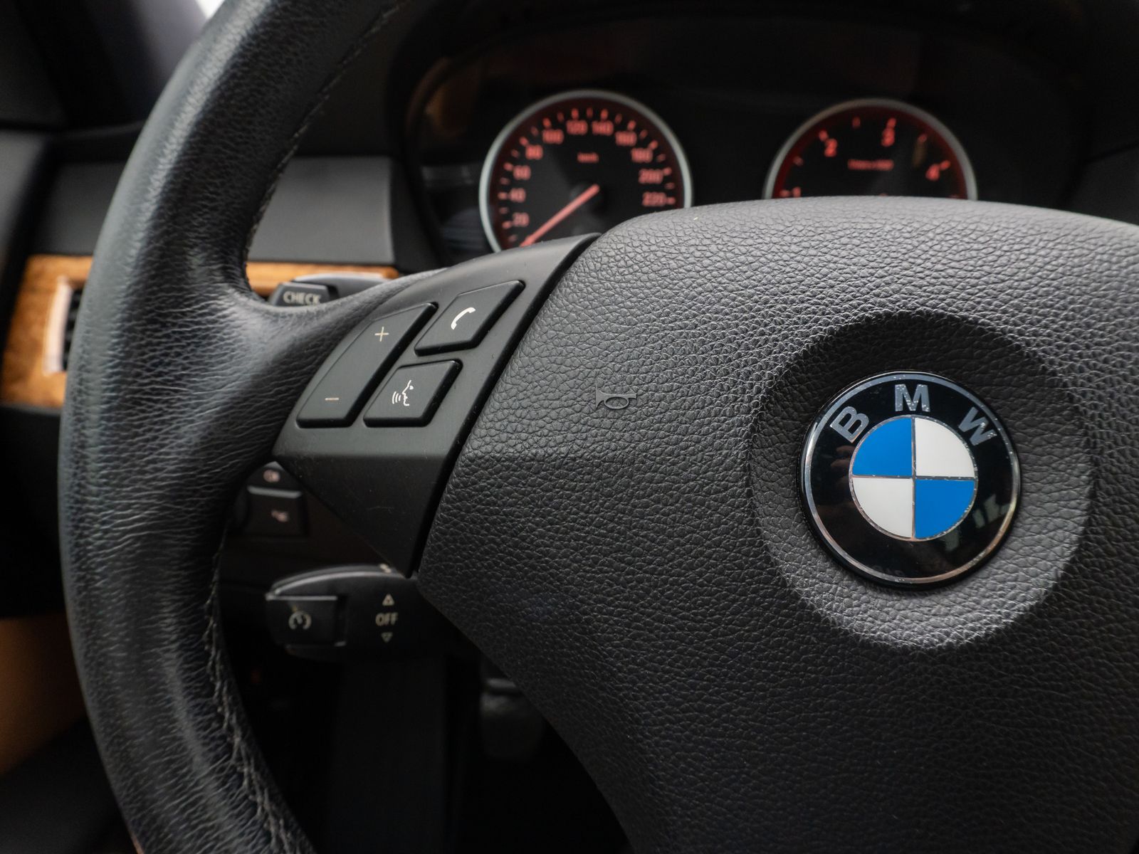 Fahrzeugabbildung BMW 525d Tempomat PDC Xenon NaviPro AHK Lordos HUD