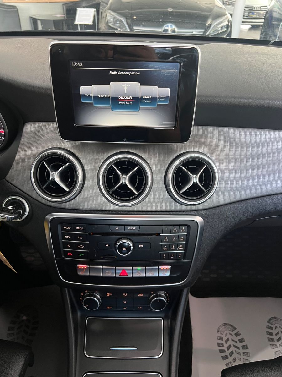 Fahrzeugabbildung Mercedes-Benz CLA 180 Sport Paket * VOLL-LEDER* LED *FACELIFT