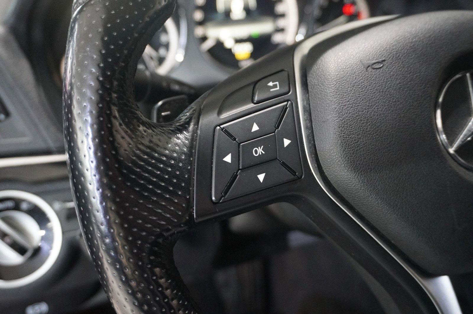 Fahrzeugabbildung Mercedes-Benz E 200 COUPE AVAMTGRADE NAVI/SHZ/SPORT/PDC/TEMP.