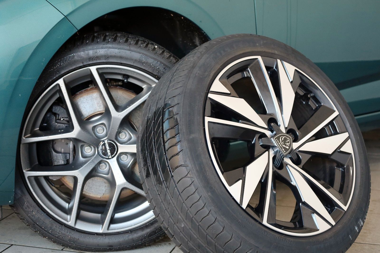 Fahrzeugabbildung Peugeot 308 SW Hybrid 180 Allure T.Leder,Navi,LED,SH,Kam