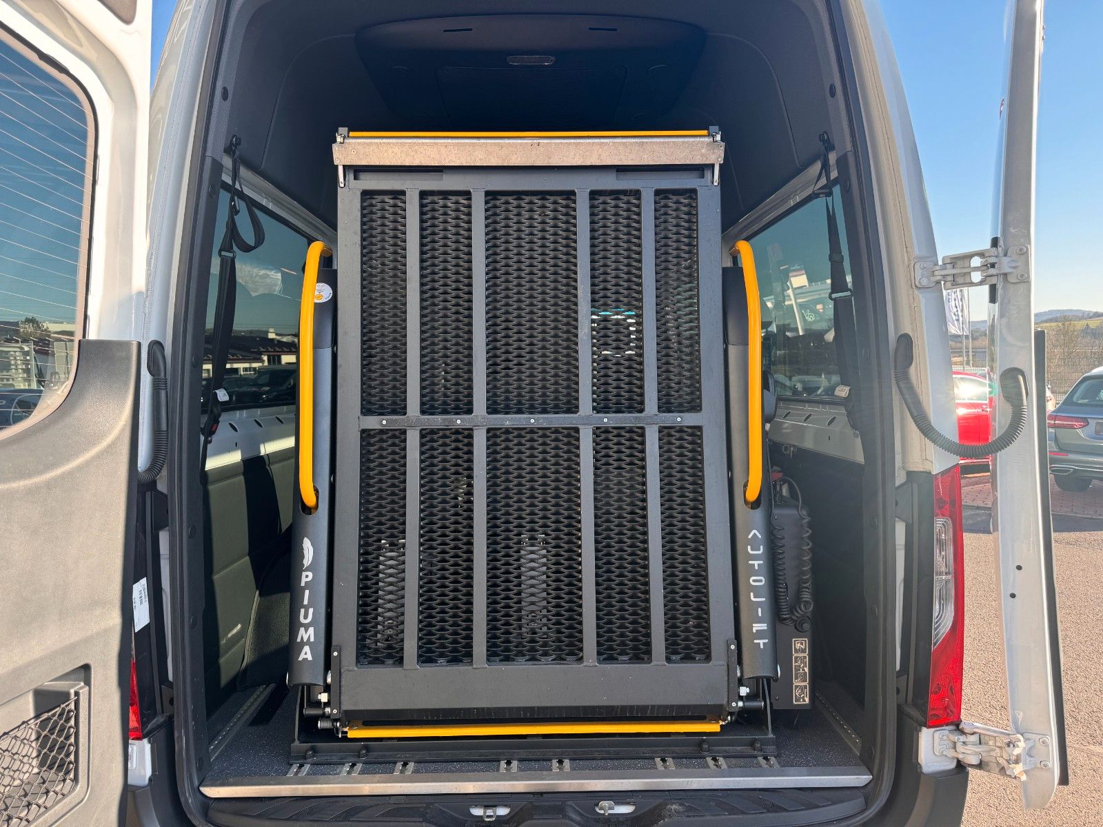 Fahrzeugabbildung Mercedes-Benz Sprinter 317 CDI Rollstuhl/Behinderten Lift