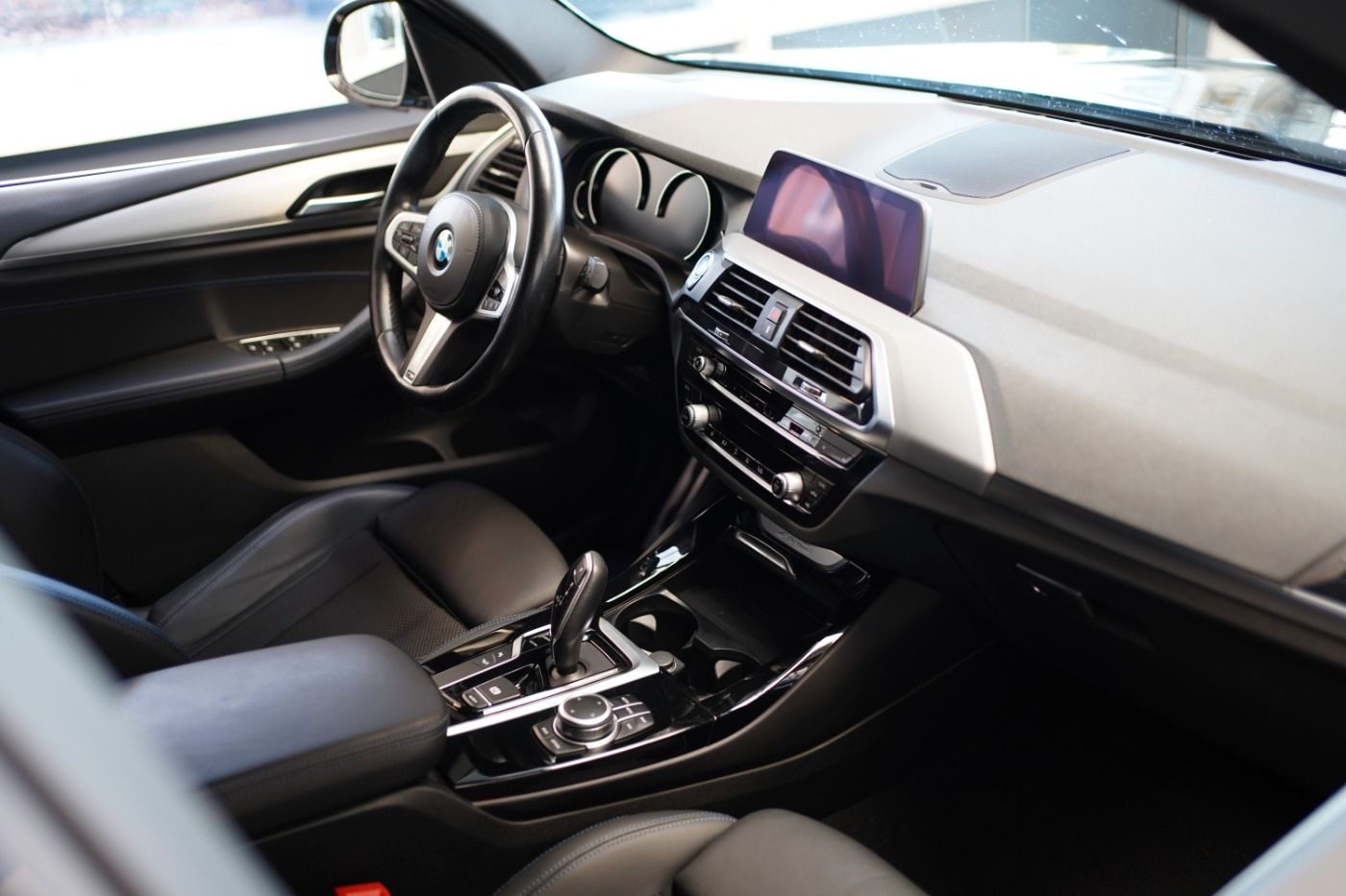 Fahrzeugabbildung BMW X3 20ix M Sport +AHK+ParkingAssis.+Live Cock.Plu