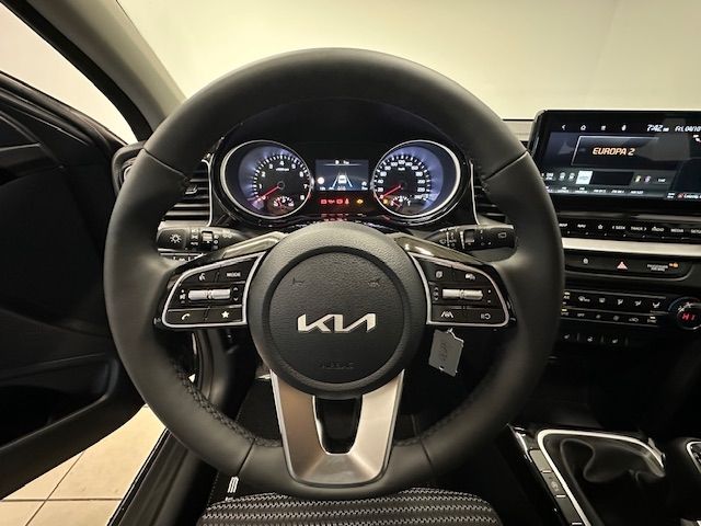 Fahrzeugabbildung Kia Ceed_sw Vision 1.4 Navi SHZ VerkehrszeichenERK