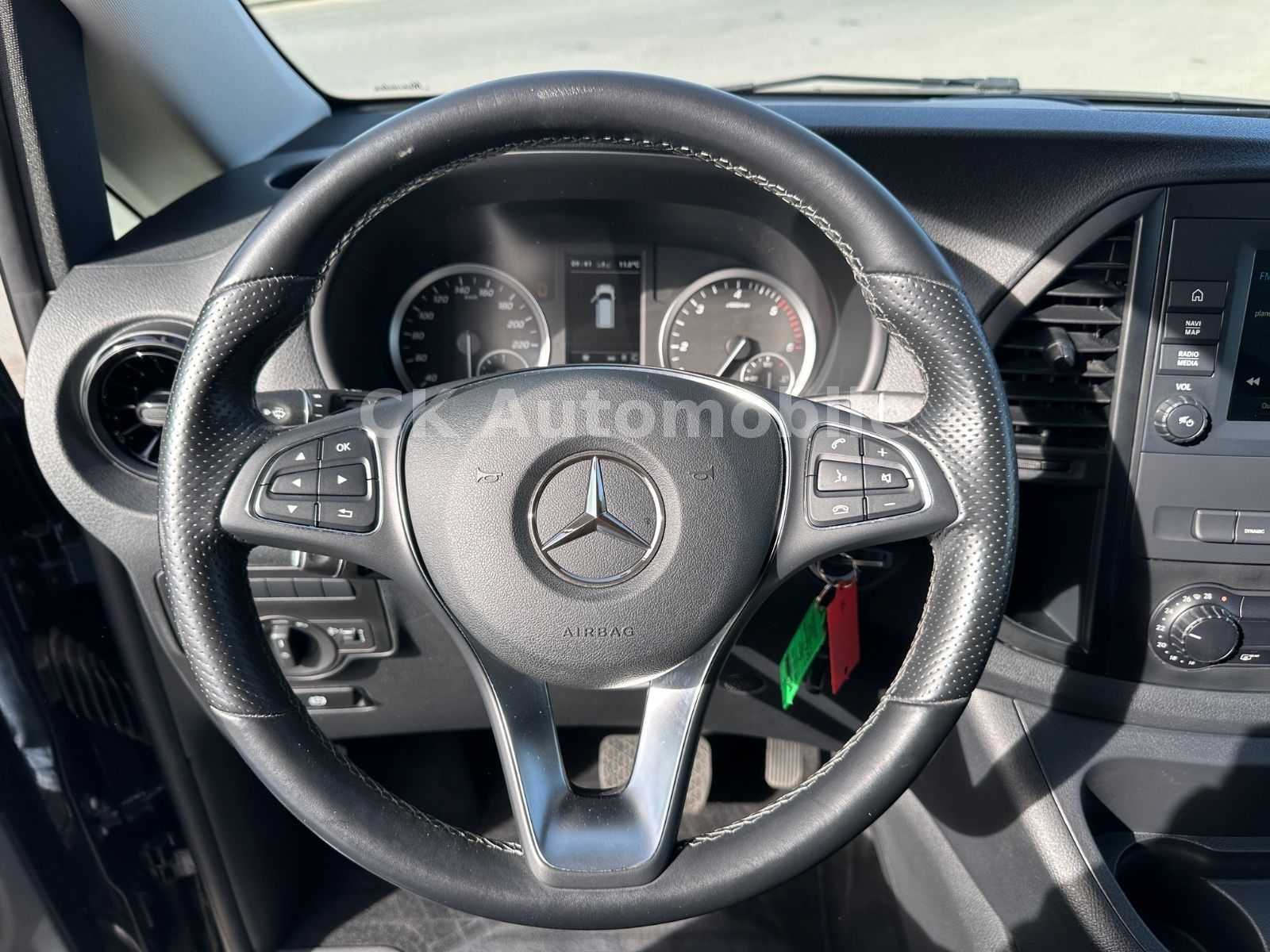 Fahrzeugabbildung Mercedes-Benz Vito Tourer Pro 124 Edition Autom/8Sitze/Kam/AHK