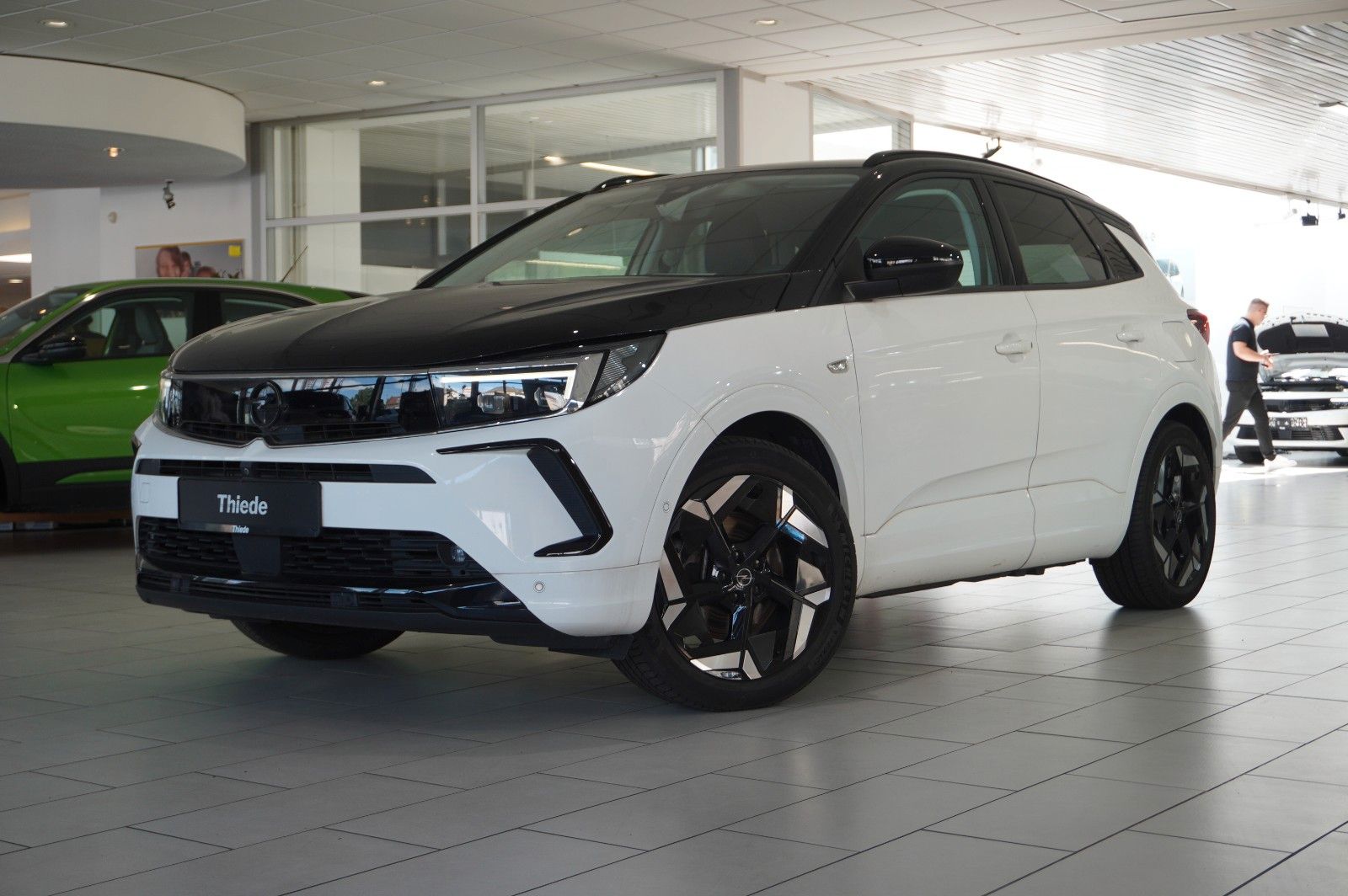 Fahrzeugabbildung Opel Grandland (X) 1.6T GSe HYBRID 4X4 NAVI/LED/SPORT