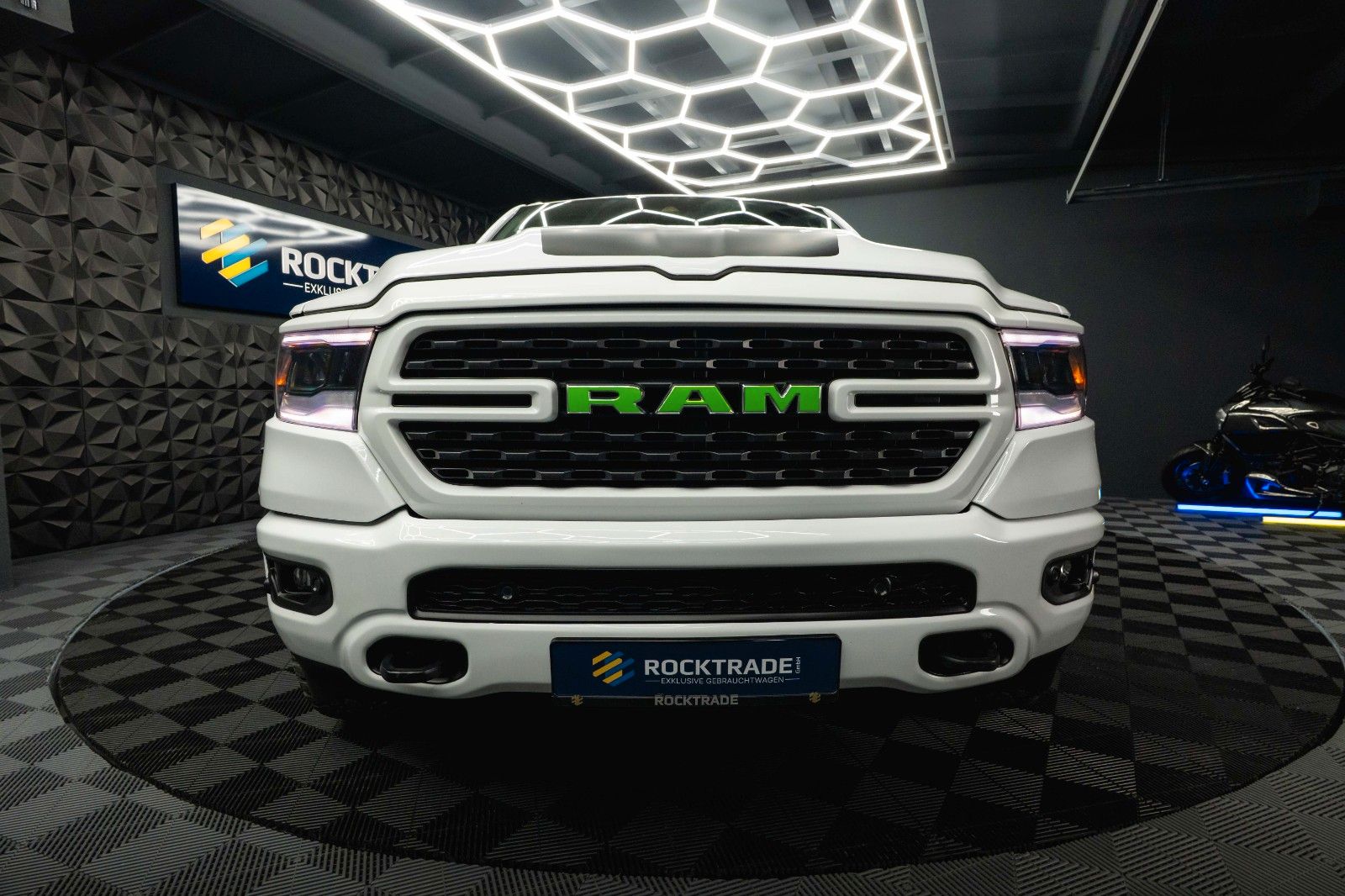 Fahrzeugabbildung Dodge RAM 5.7 V8 HEMI 4x4 OFFROAD Night-Paket LONGBED