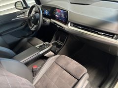 Fahrzeugabbildung BMW 218i Active Tourer M Sport -- Pano/ eSitze/ HiFi