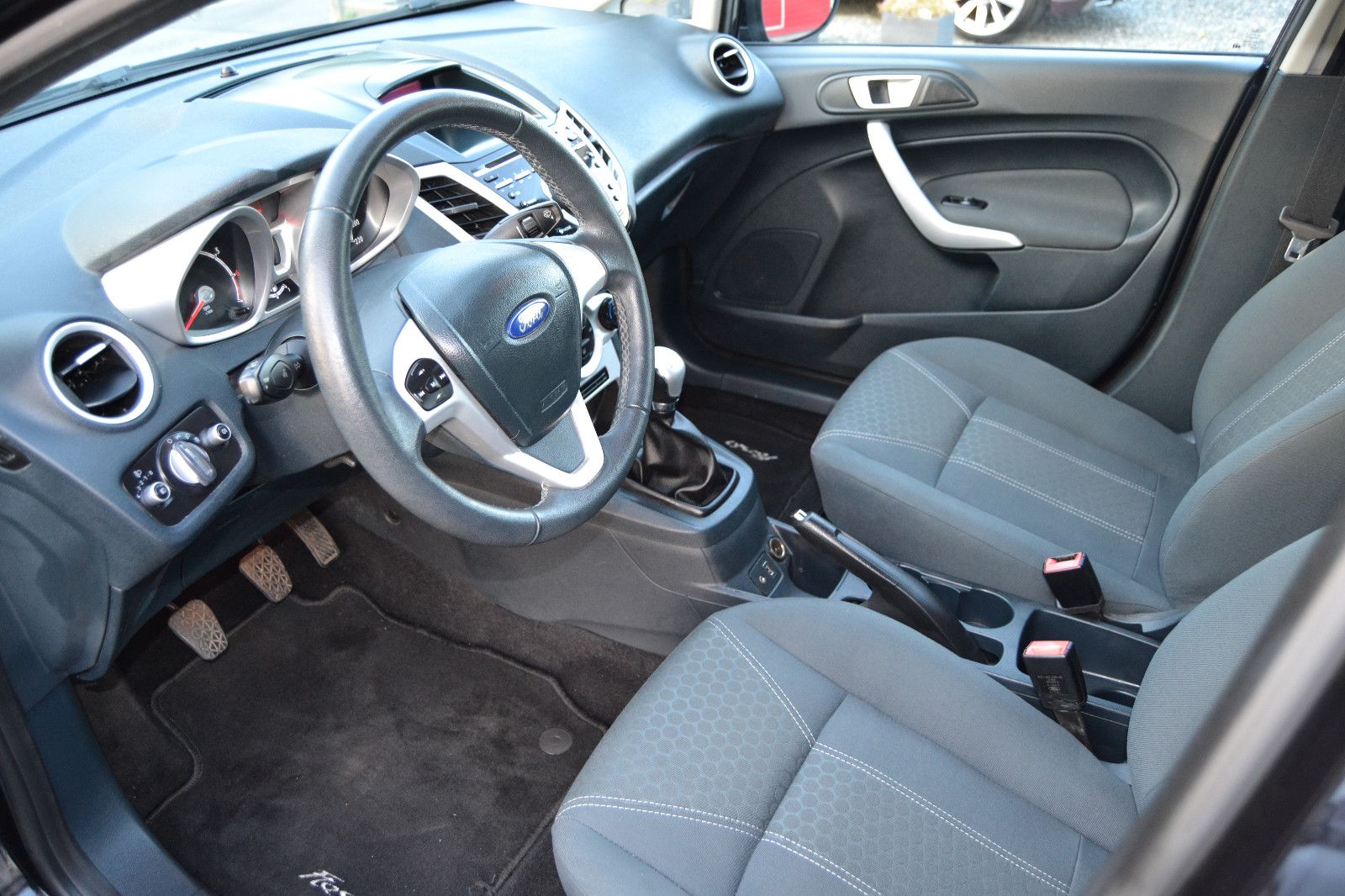 Fahrzeugabbildung Ford Fiesta Titanium/Klima/TÜV NEU/5 Türig