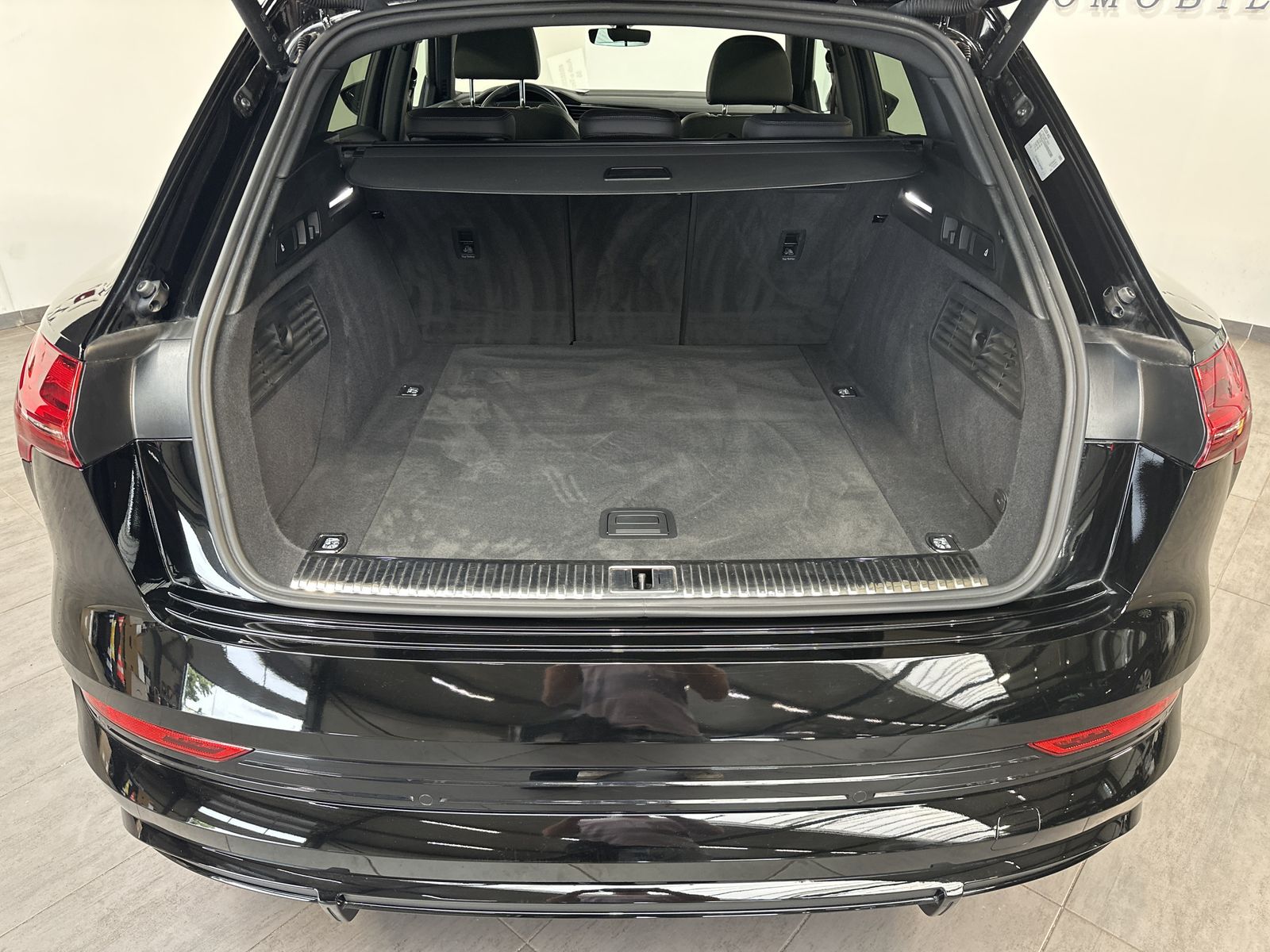 Fahrzeugabbildung Audi e-tron 55 S-Line NAV+LED+PANO+AHK+LUFTFEDERUNG