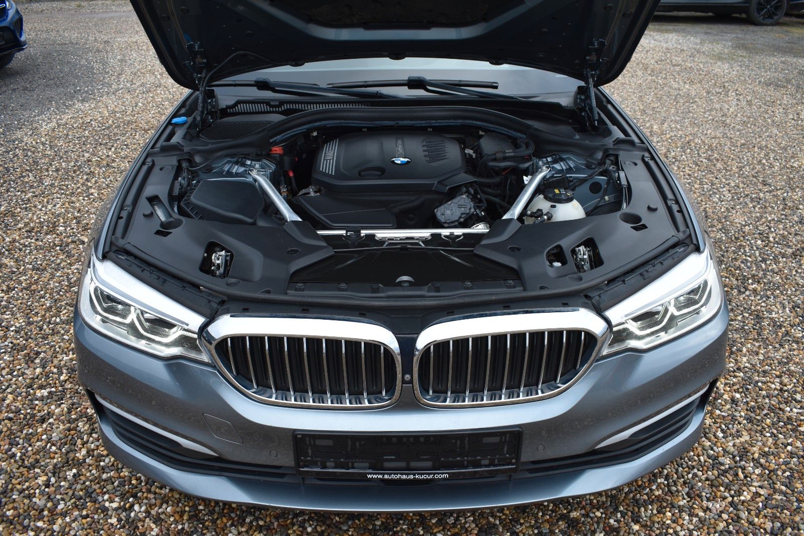 Fahrzeugabbildung BMW 520d Touring M Sportfahrwerk HUD AHK Keyless ACC