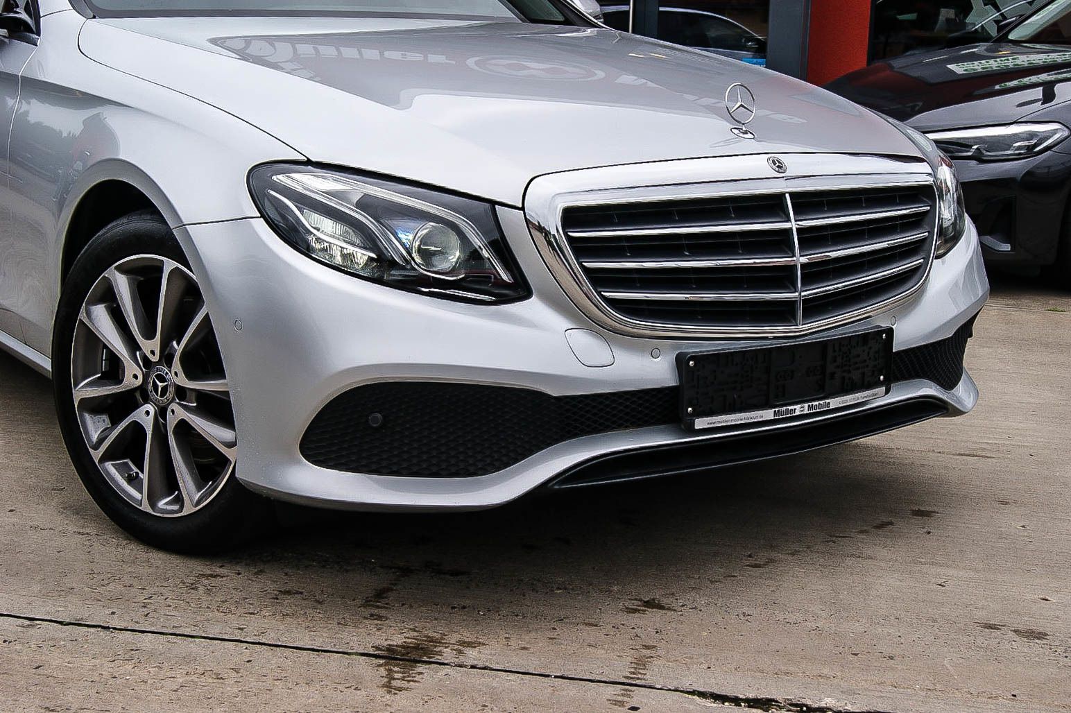 Fahrzeugabbildung Mercedes-Benz E 200 T-Modell 7-SITZER STANDHEIZUNG MULTI-BEAM