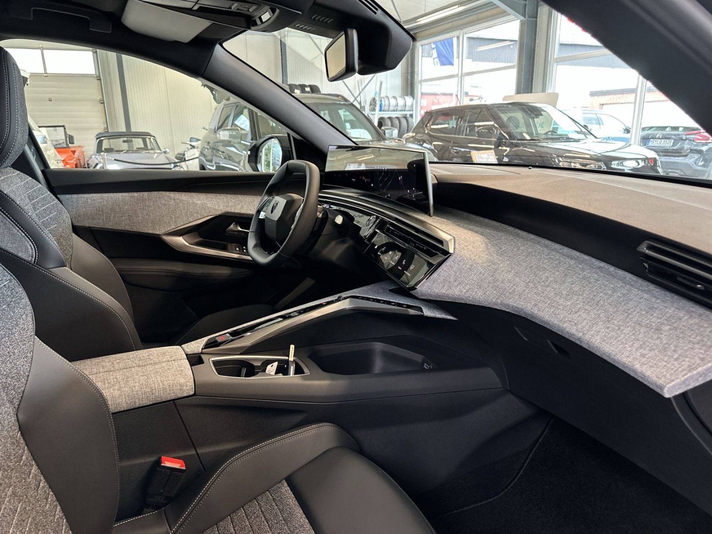 Fahrzeugabbildung Peugeot 5008 Allure HYBRID 145 e-DSC6 Navi LED CarPlay
