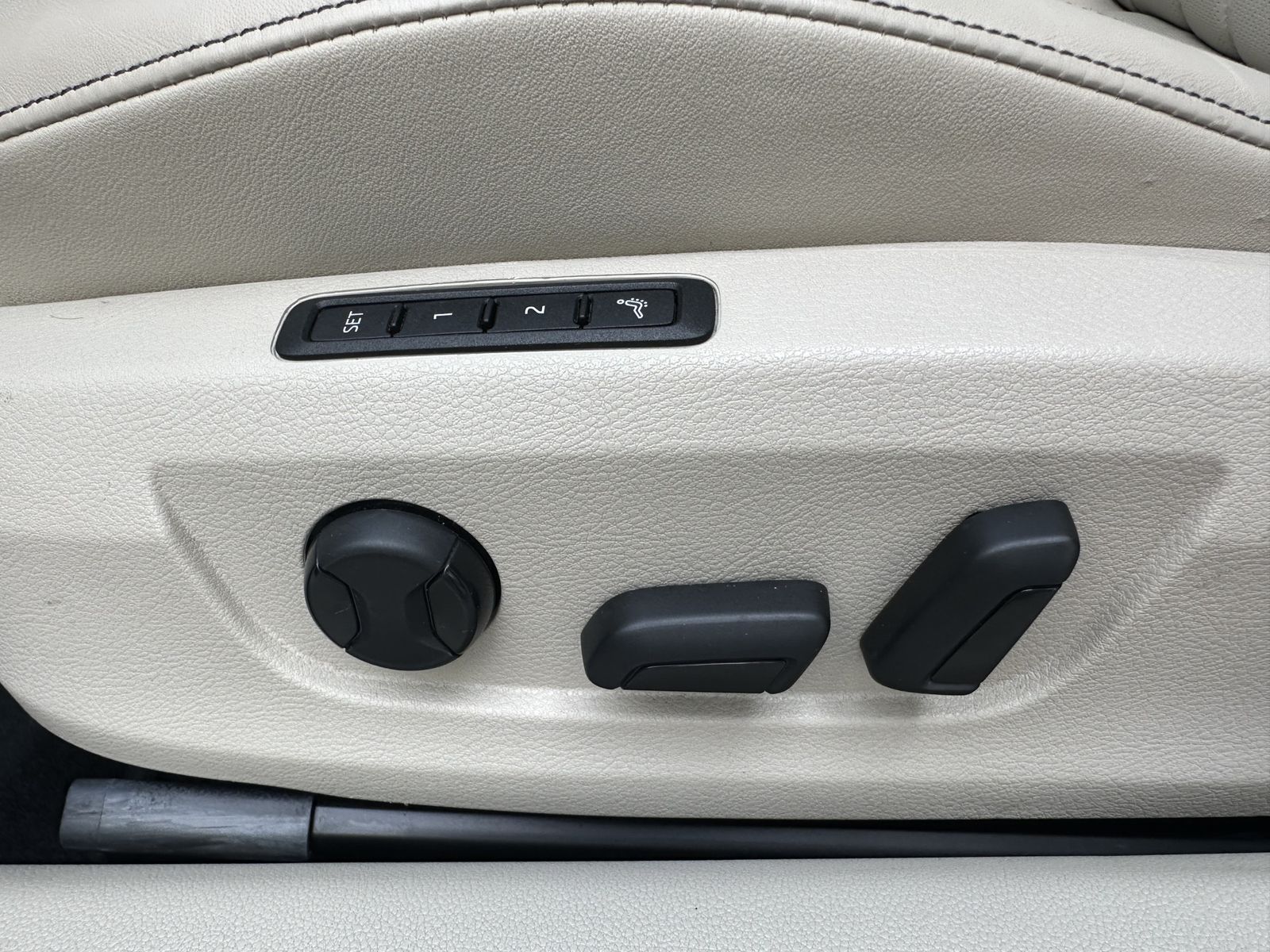 Fahrzeugabbildung SKODA Superb Combi Premium Edition NAV+LED+ACC+18ZO+VC