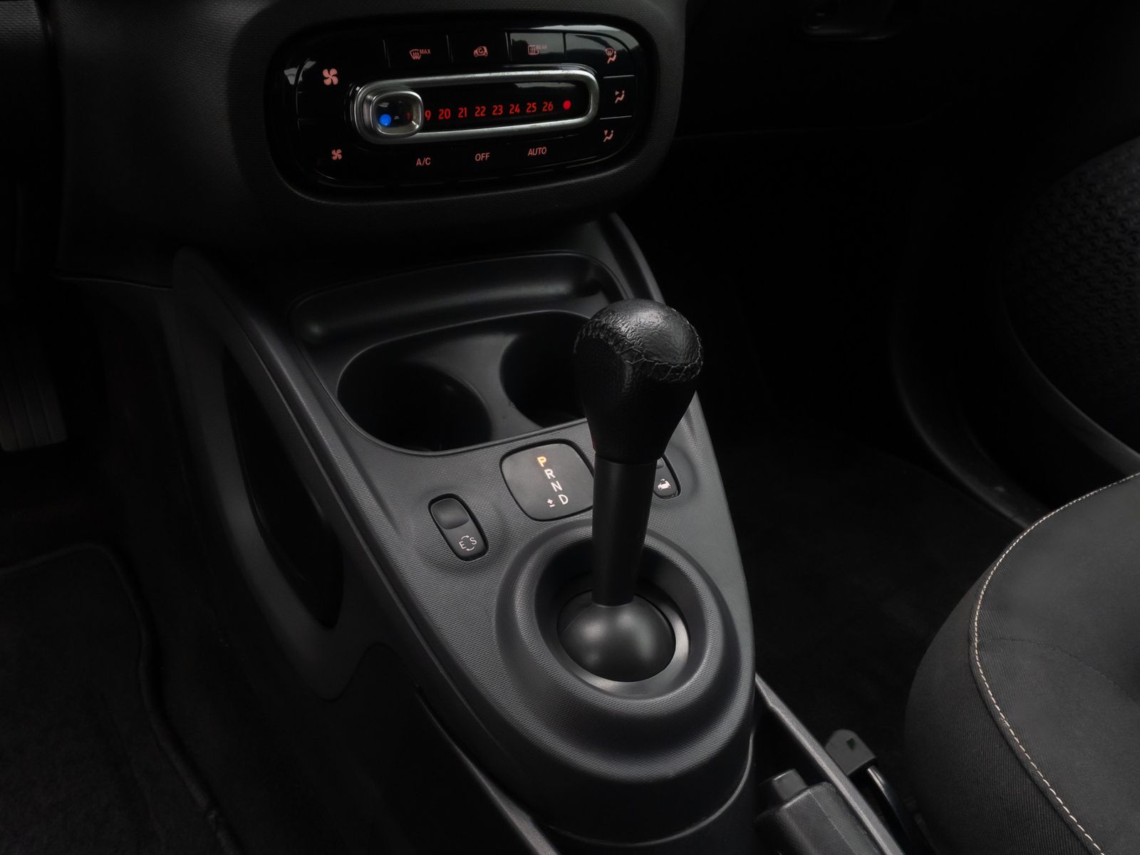 Fahrzeugabbildung Smart ForTwo Cabrio Tempomat Navi JBL Sitzhzng KlimaAT