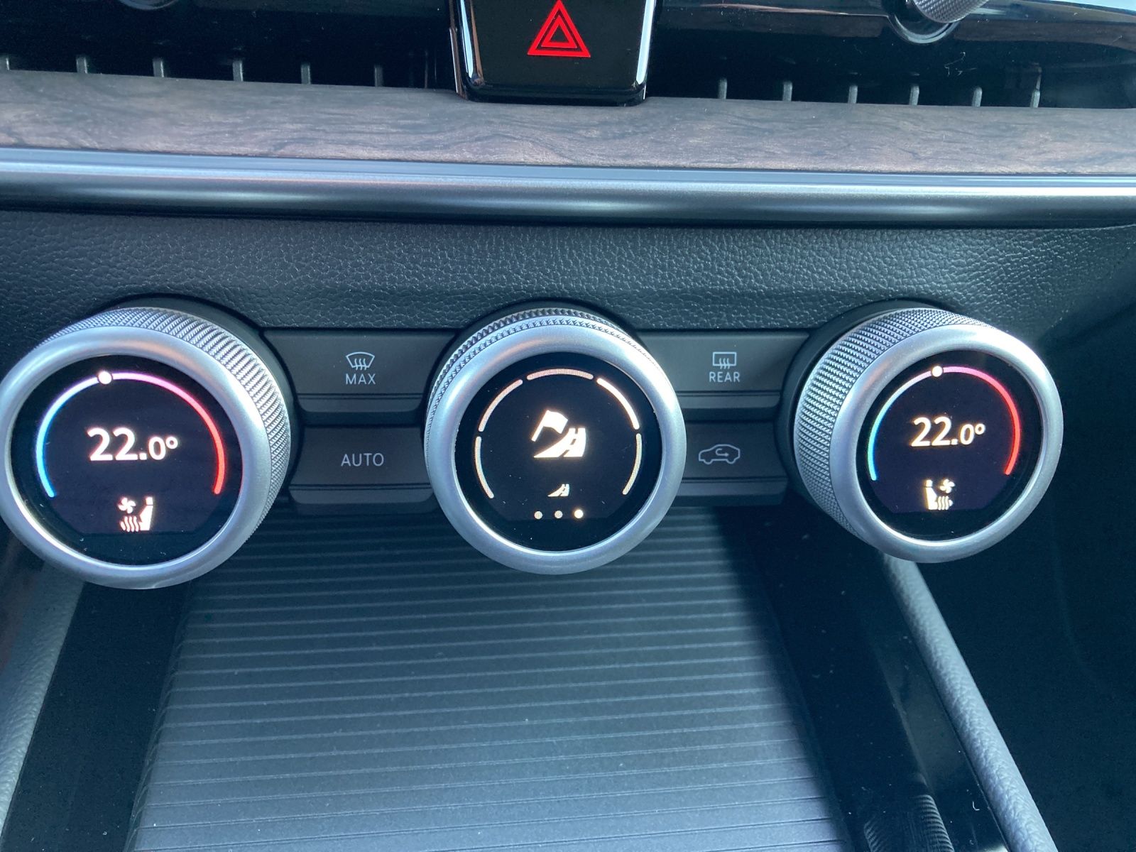 Fahrzeugabbildung SKODA Superb Combi 2.0 TDI L&K, DSG, AZV, Matrix, Navi