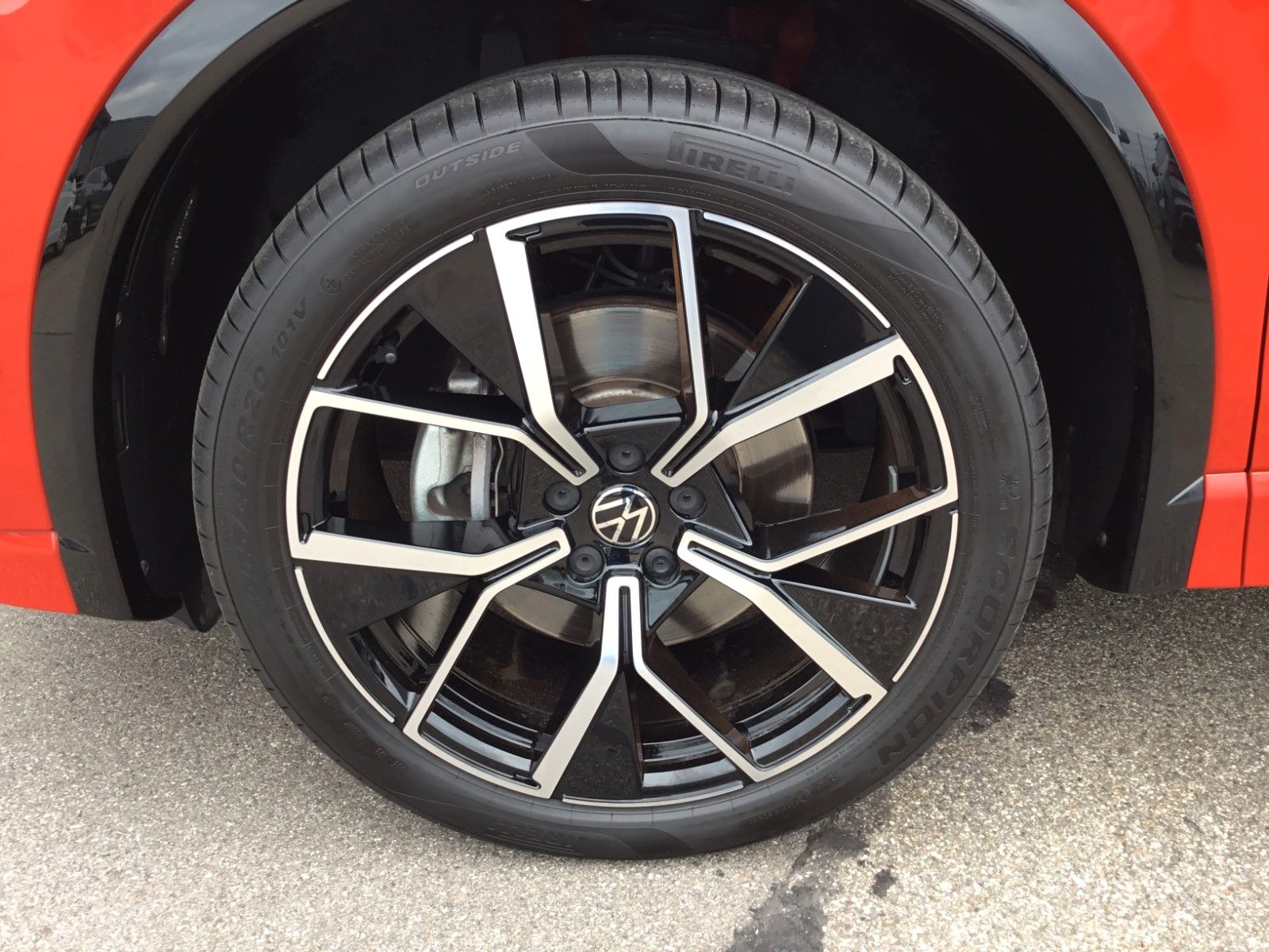 Fahrzeugabbildung Volkswagen Tiguan 2.0 TDI DSG 4M R-Line+AHK+20"+Pano