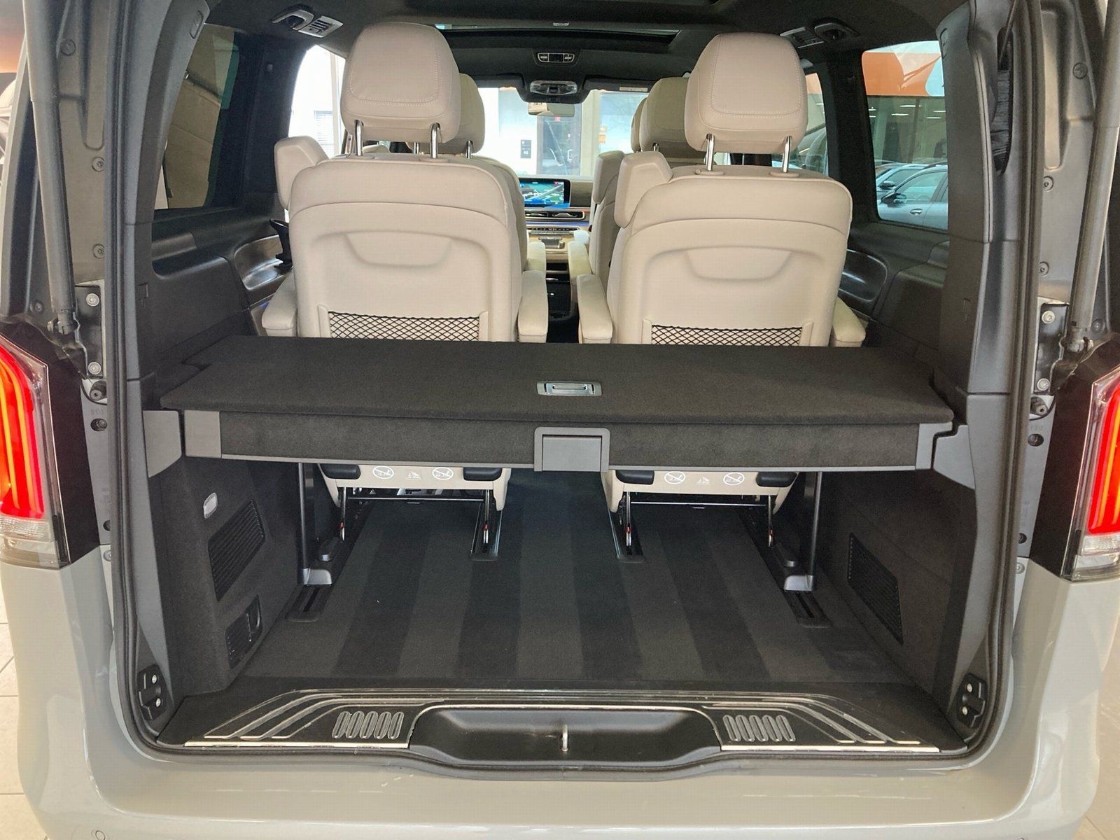 Fahrzeugabbildung Mercedes-Benz V 300d 4M AVANTGARDE L*Pano*Airmatic*AHK*Distron