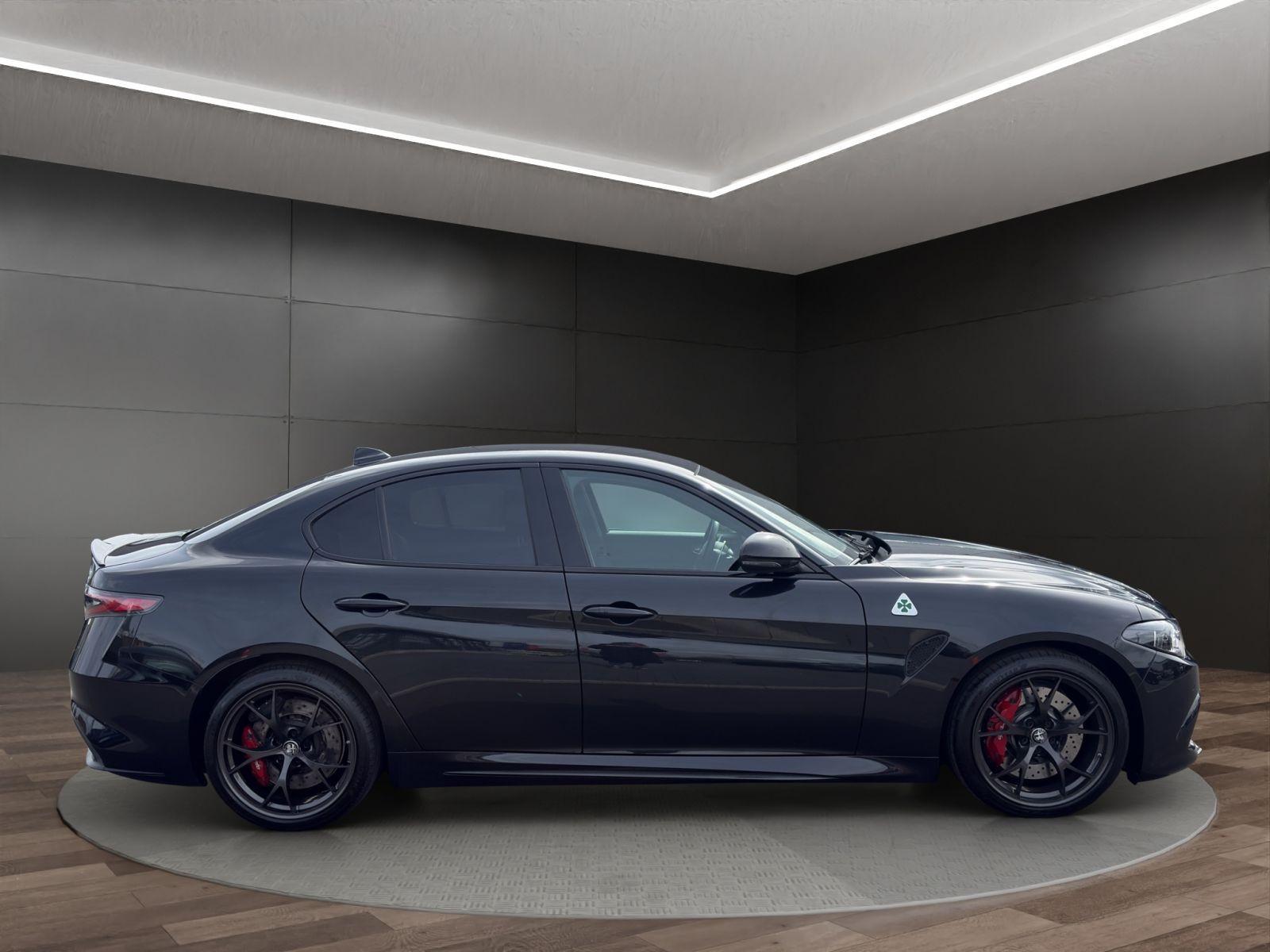 Alfa Romeo Giulia Quadrifoglio V6 LED Verkehrszeichenerke.