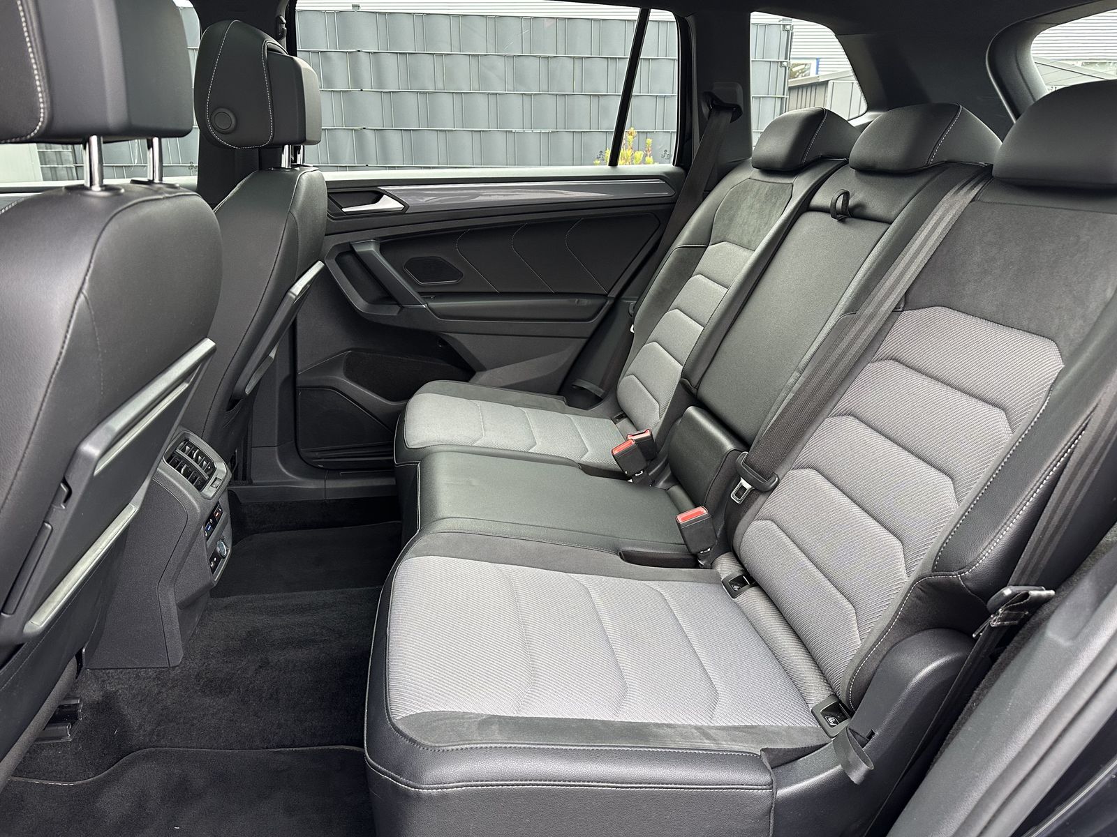 Fahrzeugabbildung Volkswagen Tiguan Allspace 2.0 TDI 4M R-Line NAV+LED+PANO