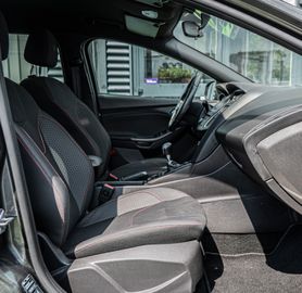 Fahrzeugabbildung Ford Focus Turnier ST-Line |NAVI|PDC|SHZ|AHK