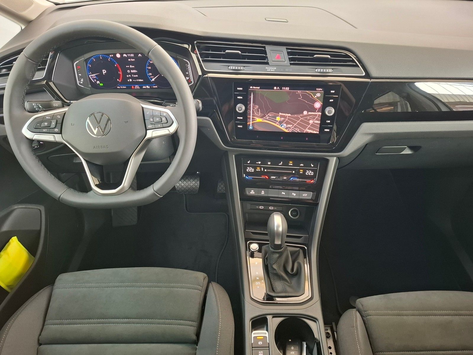 Fahrzeugabbildung Volkswagen Touran Highline 1.5 TSI DSG +ACC+LED+AHK+keyless