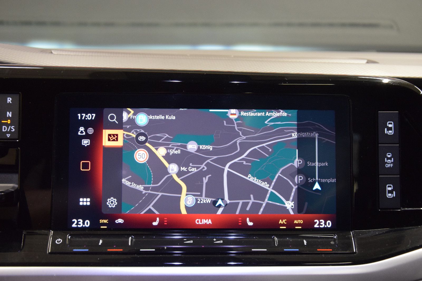 Fahrzeugabbildung Volkswagen T7 Multivan Edition lang Pano ACC vis-a-vis AHK