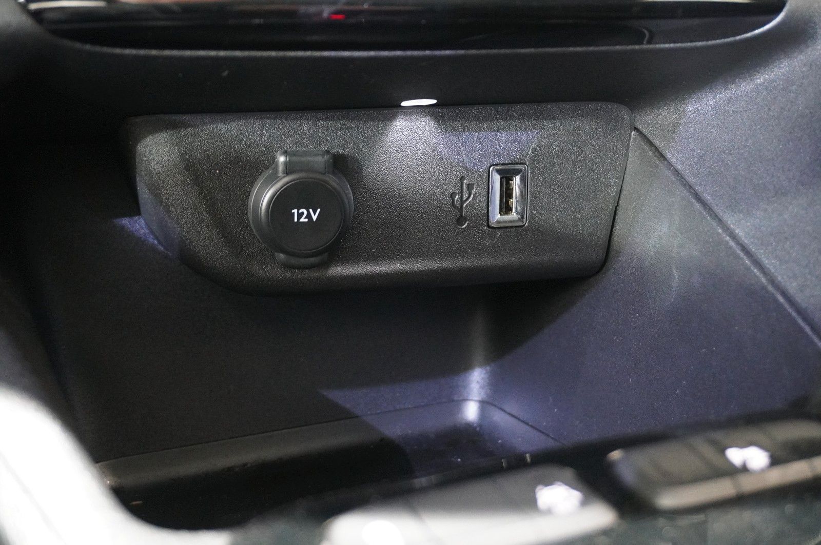 Fahrzeugabbildung Opel Corsa F 1.2T ELEGANCE NAVI/LED/KAMERA/VIRT/SPORT