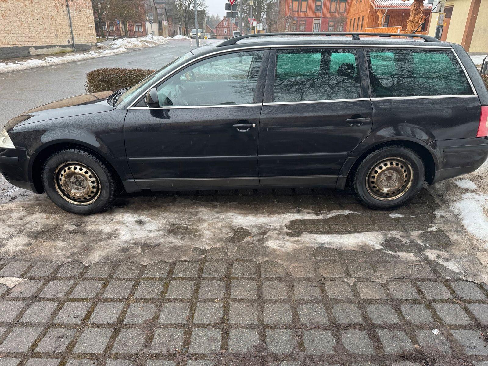 Volkswagen Passat 2004 — rear view