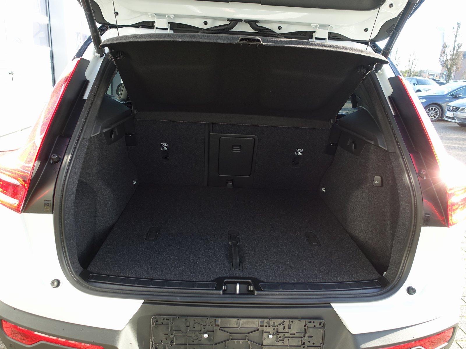Volvo XC40 Black Edition Plus B3/E-Sitze/H&K
