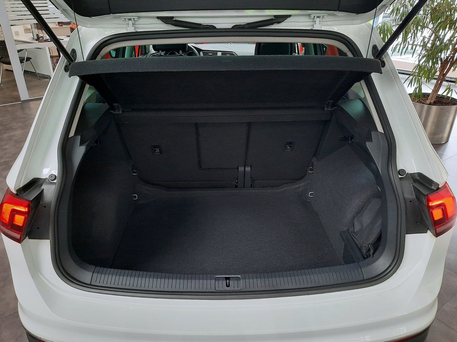 Fahrzeugabbildung Volkswagen Tiguan Active TSI *Navi*Cam*LED*PDC*Sitzhzg*ACC*
