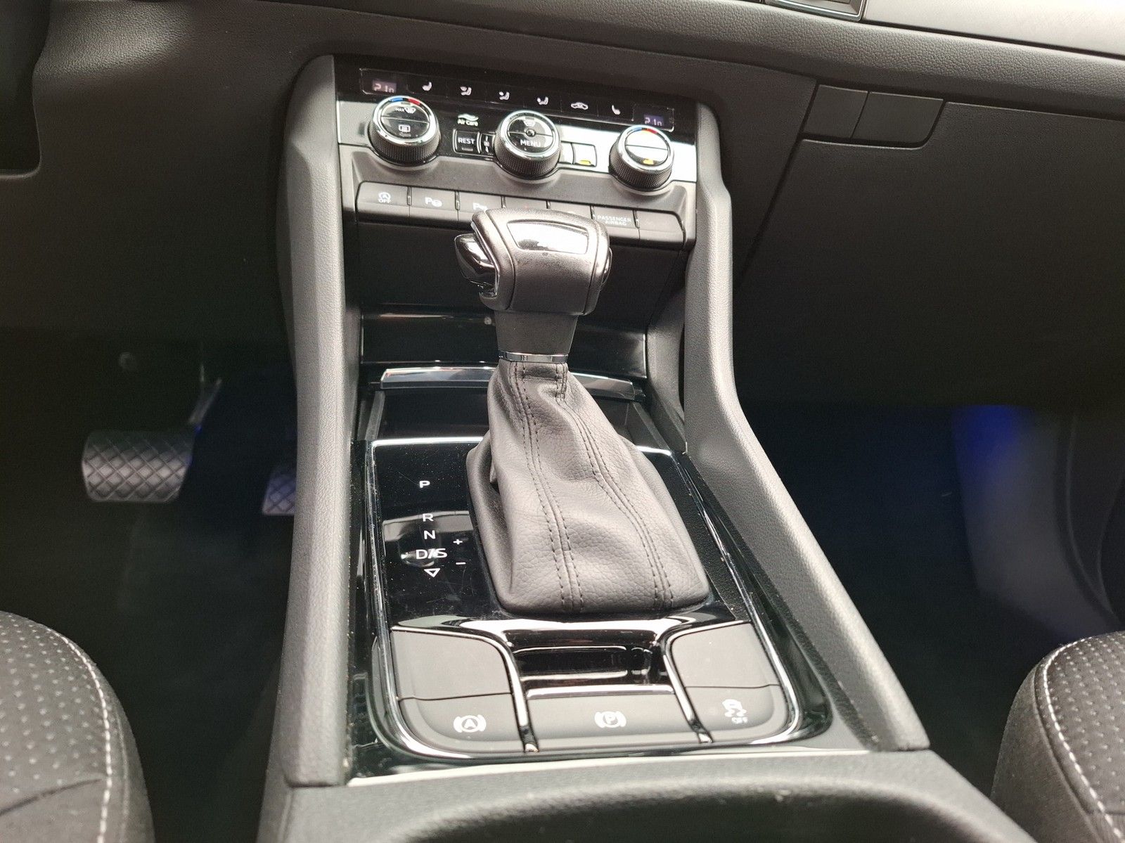 SKODA Kodiaq 2.0 TDI Tour 4x4 DSG / AHK / ACC / NAVI / - Image 14