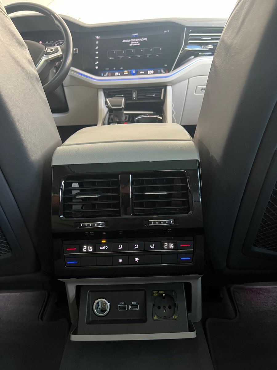 Fahrzeugabbildung Volkswagen Touareg 4.0 V8 Elegance 4Motion R line