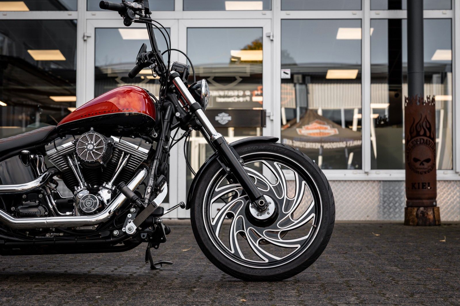 Fahrzeugabbildung Harley-Davidson FXS Softail Blackline - Jekill&Hyde-Custom Umbau