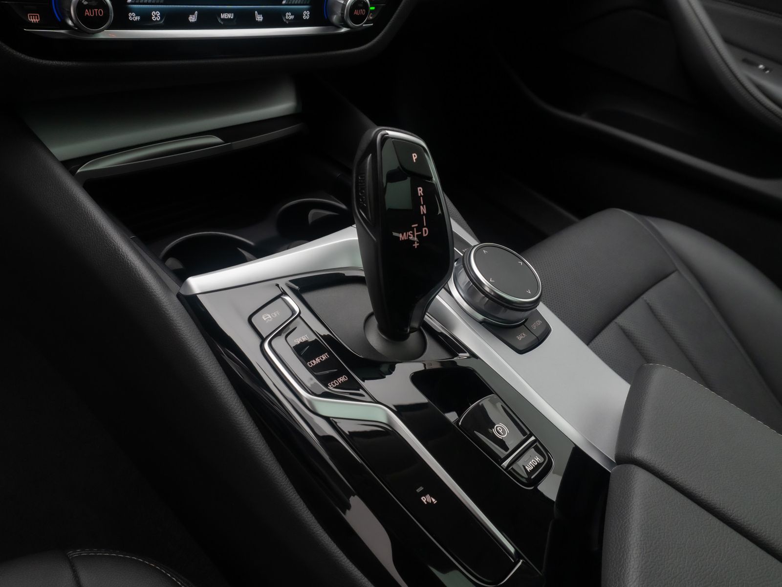 Fahrzeugabbildung BMW 520d DAB Kamera AHK Panorama HUD Leder Standheiz