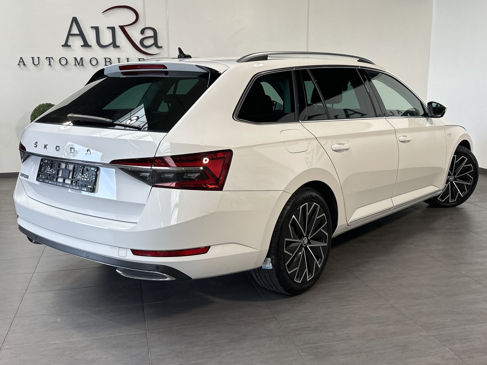 Fahrzeugabbildung SKODA Superb Combi 2.0 TDI DSG L&K NAV+LED+AHK+PANO+SH