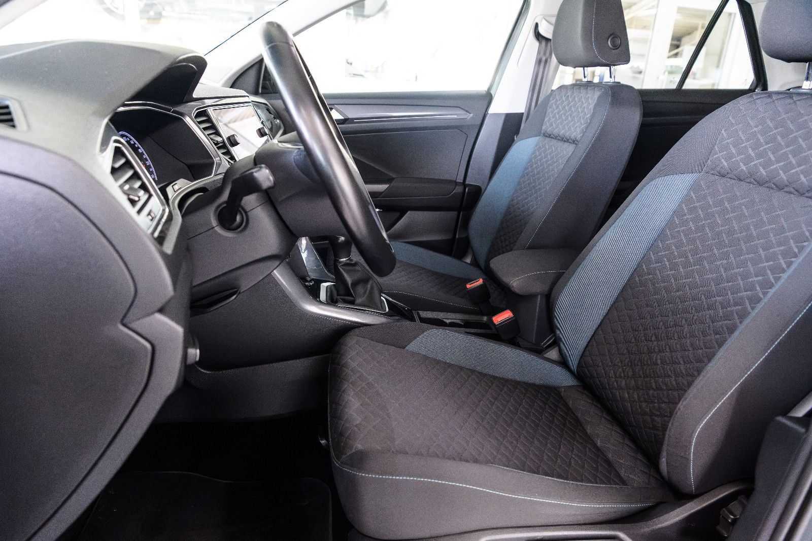 Fahrzeugabbildung Volkswagen T-Roc IQ.DRIVE+AHK+GJR+NAVI+PANORAMA+EL.HECKKLAP