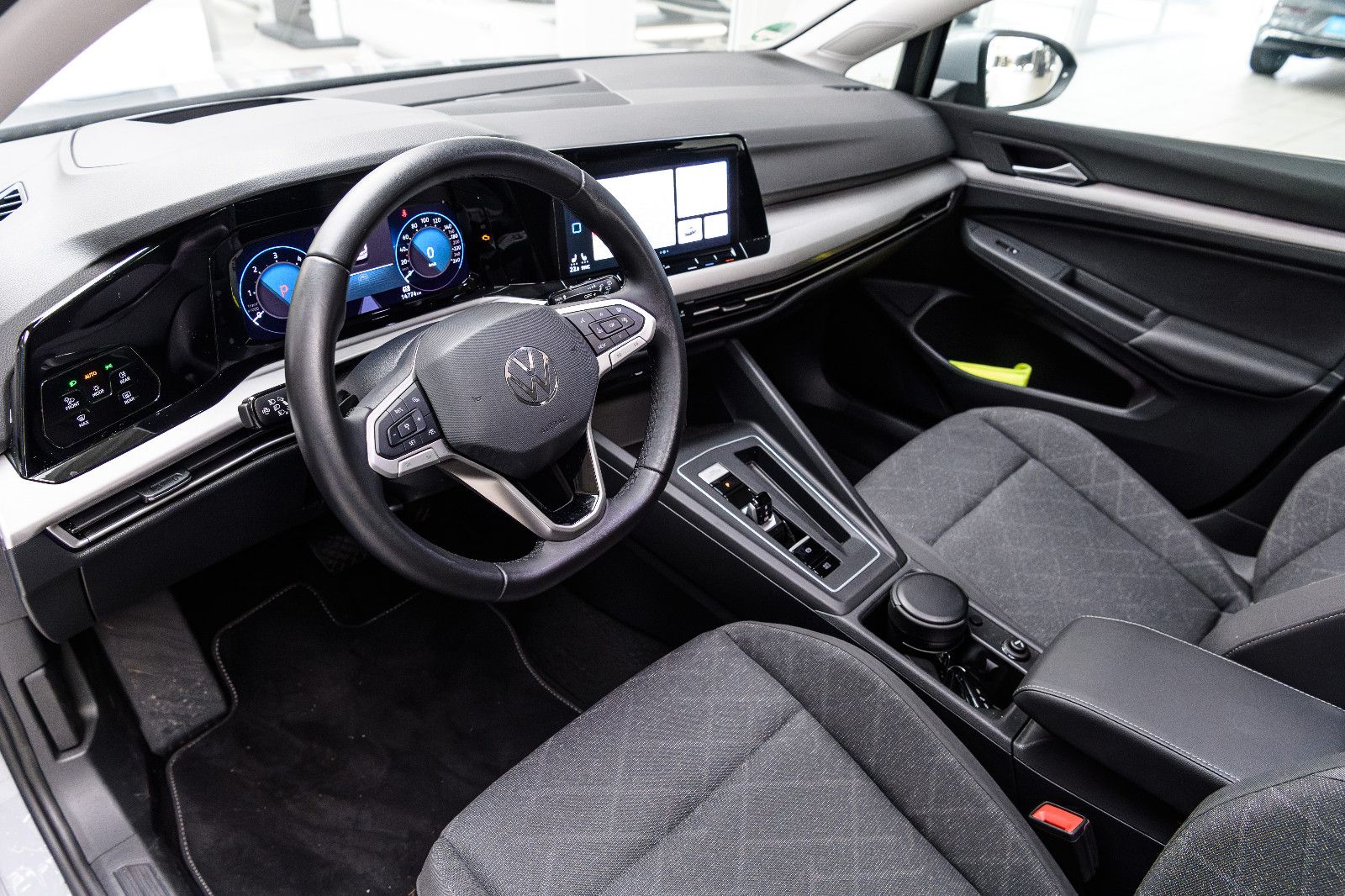 Fahrzeugabbildung Volkswagen Golf VIII Life +STHZ+LED+SHZ+NAVI+PANO+HEADUP