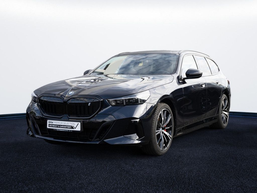 BMW i5 Touring 40 xDrive M-Sport Pro PANO AHK B&W imagem 2