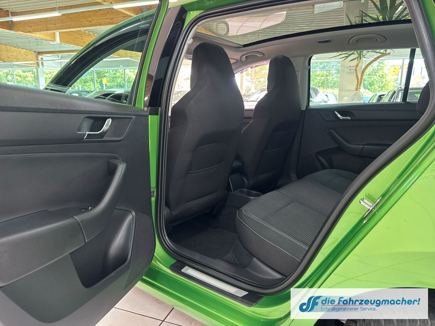 Fahrzeugabbildung SKODA Rapid Spaceback StylePlus 1.2 TSI Panorama Xenon