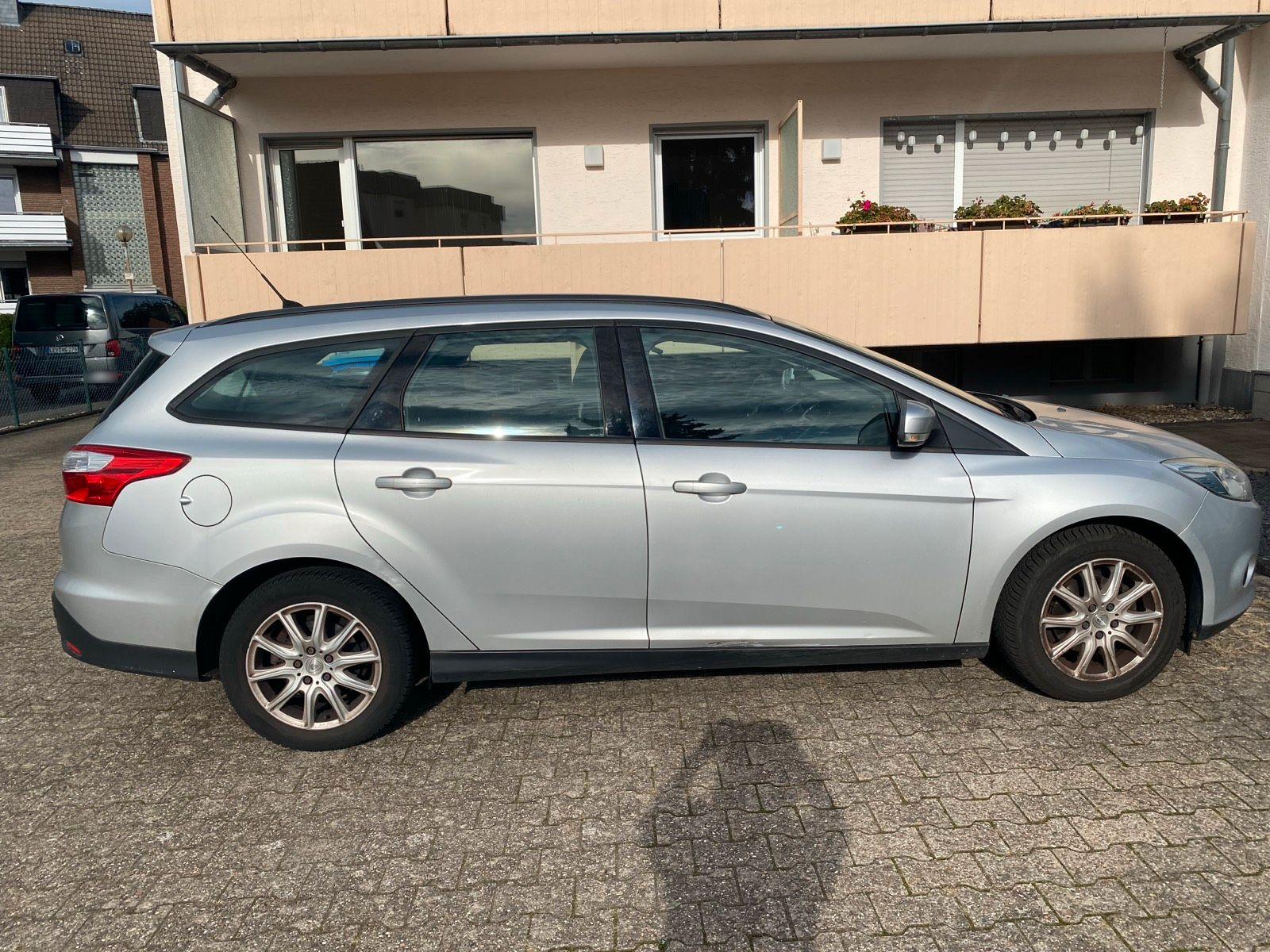 Ford Focus 2011 — interior