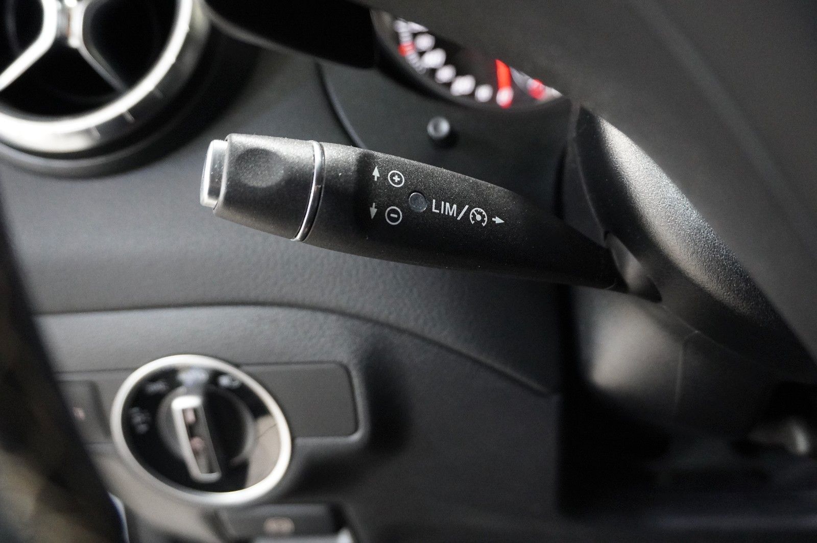 Fahrzeugabbildung Mercedes-Benz CLA 200 SB URBAN 7G-DCT NAVI/LED/PANO./SHZ/SPORT