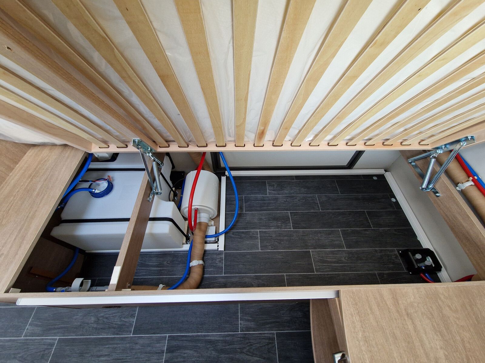 Fahrzeugabbildung Tabbert Senara 550E 2.3 2.000kg, Safety-Pack, Glattbl.