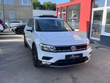 Volkswagen Tiguan DSG NAVI/PANO/360°KA/AHK/1.HAND/TOP-ZUSTA - Volkswagen Tiguan mit Benzin-Antrieb: Geländewagen, Automatik