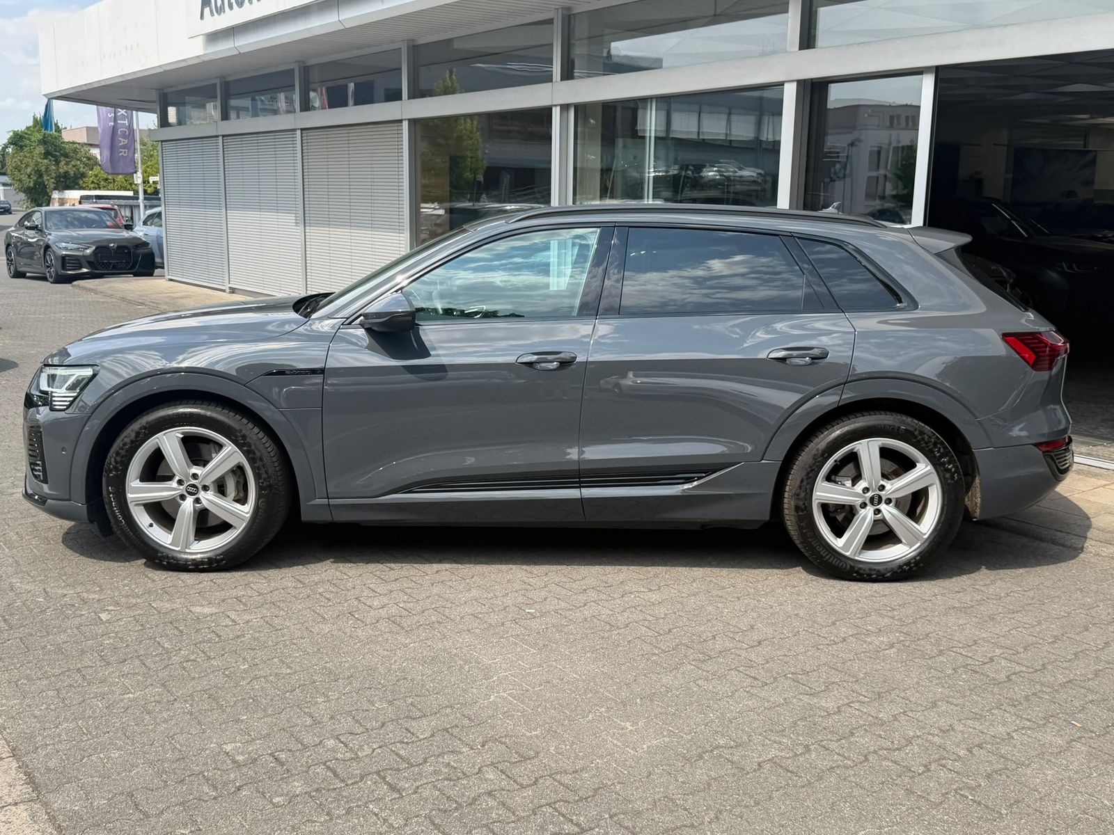 Fahrzeugabbildung Audi Q8 e-tron 55 QUAT 2X S LINE OPTIK BLACK+LUFT+AHK
