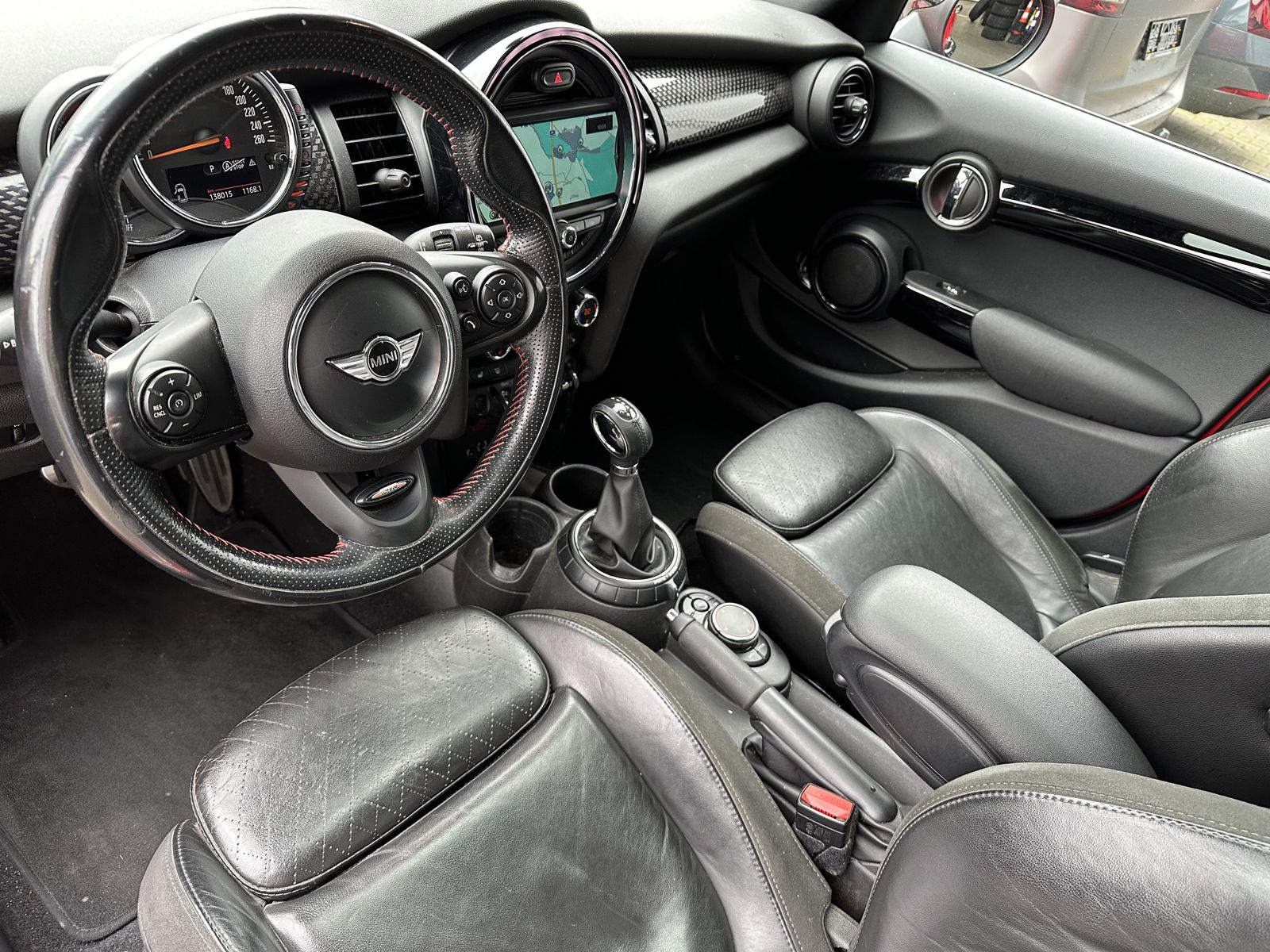 Fahrzeugabbildung MINI Cooper S Aut. JCW NAV+LED+PANO+LEDER+18ZOLL+2HD