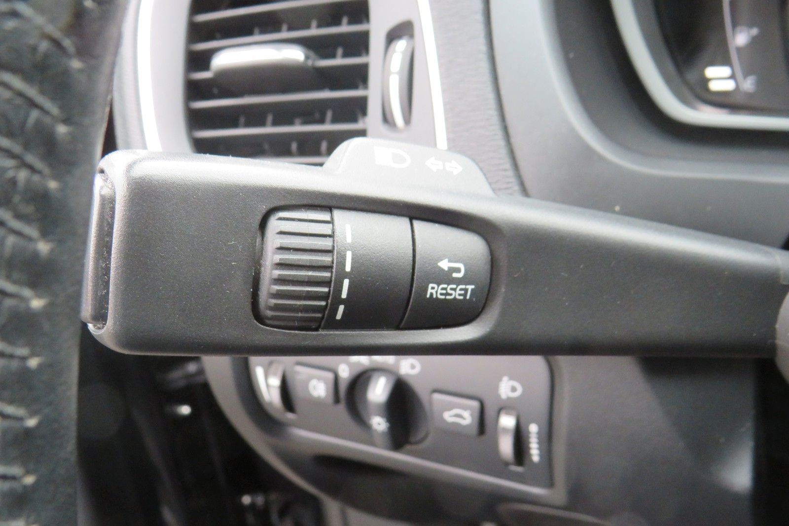 Fahrzeugabbildung Volvo V40 Kinetic NAVI TELVOR KLIMATRONIC 8-FACH ALU