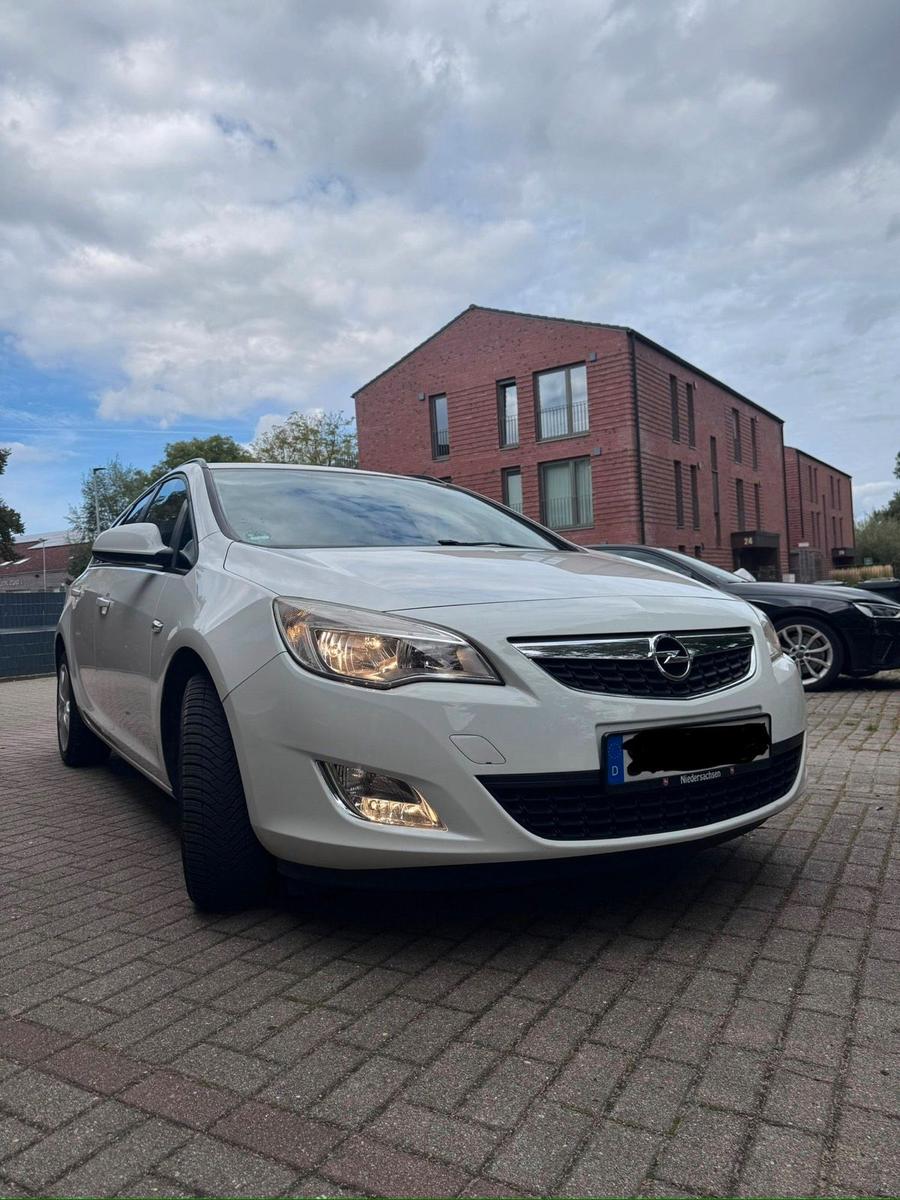 Opel Astra 2011 — rear view