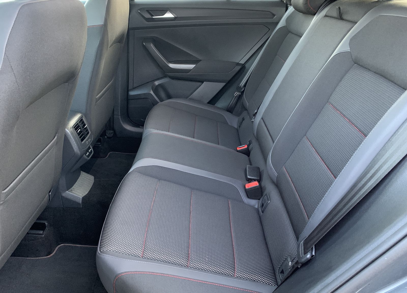 Fahrzeugabbildung Volkswagen T-Roc 2.0 TDI*Sport*AHK*Cam*LED*Navi*ACC*