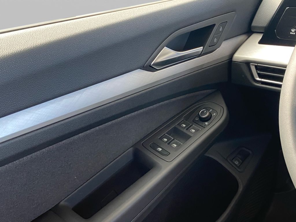 Fahrzeugabbildung Volkswagen Golf 1.5 eHybrid DSG Life Area View 3 Jahre Ansc