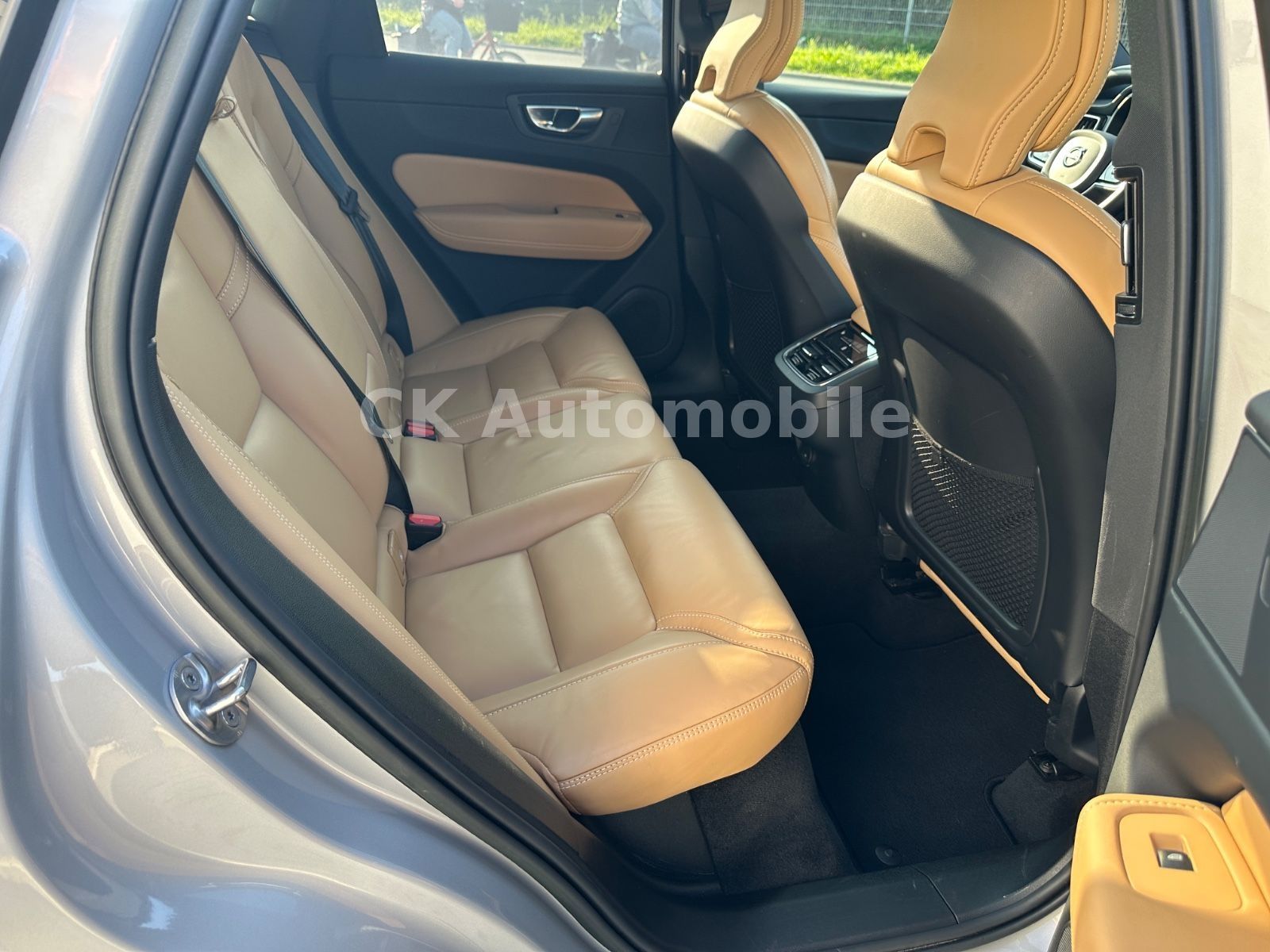 Fahrzeugabbildung Volvo XC60 B5 UltimateBright AWD/Head-Up/Pano/360°/AHK